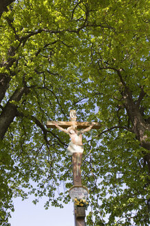 Austria, Salzkammergut, Cross at street, low angle view - WWF01052