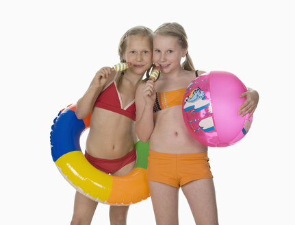 Zwei Mädchen (10-11) im Bikini, mit Eis in der Hand, Porträt - WWF01041