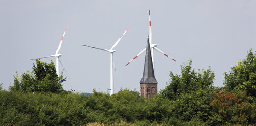 Deutschland, Nordrhein-Westfalen, Elsdorf, Kirche und Windräder im Hintergrund - 11495CS-U