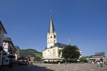 Deutschland, Rheinland Pfalz Bad Neuenahr Ahrweiler, Marktplatz mit Kirche - 11488CS-U