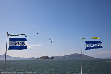 USA, Kalifornien, San Francisco, Insel Alcatraz, Fahnen im Vordergrund - FOF01520