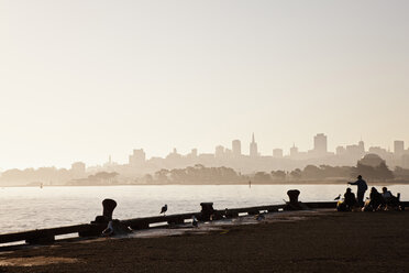 USA, Kalifornien, San Francisco, Pier in der Morgendämmerung, Skyline von San Francisco im Hintergrund - FOF01517