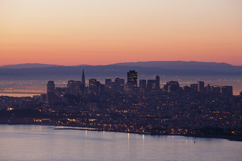 USA, Kalifornien, Skyline von San Francisco, Morgendämmerung - FOF01516