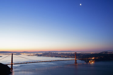 USA, Kalifornien, San Francisco, Golden Gate Bridge in der Dämmerung - FOF01514