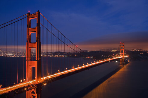 USA, Kalifornien, San Francisco, Golden Gate Bridge bei Nacht - FOF01512