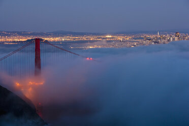 USA, Kalifornien, San Francisco, Golden Gate Bridge im Nebel bei Nacht - FOF01505