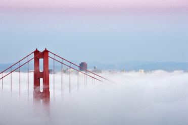 USA, Kalifornien, San Francisco, Golden Gate Bridge im Nebel - FOF01504