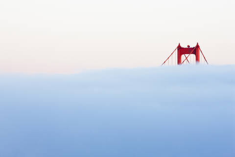 USA, Kalifornien, San Francisco, Golden Gate Bridge im Nebel, lizenzfreies Stockfoto