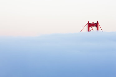 USA, Kalifornien, San Francisco, Golden Gate Bridge im Nebel - FOF01503