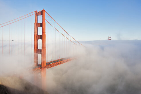 USA, California, San Francisco, Golden Gate Bridge in fog - FOF01502
