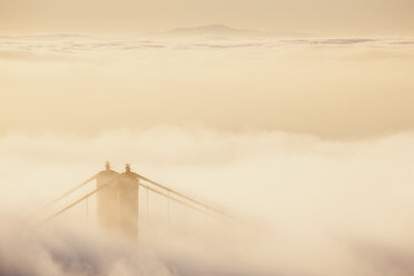 USA, Kalifornien, San Francisco, Golden Gate Bridge im Nebel - FOF01501