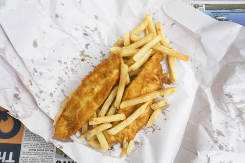 Britische Fish and Chips auf Papier, Ansicht von oben - GWF01041