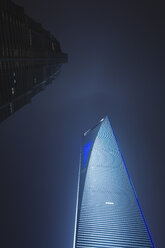 China, Shanghai, Pudong, Jin Mao Tower und Shanghai World Financial Center, Blick aus niedriger Höhe - GW01022