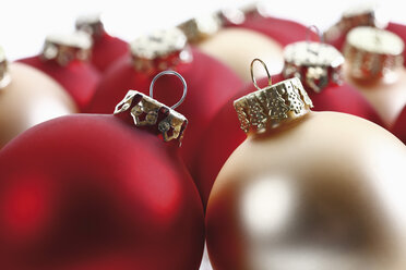 Christmas decoration, red and golden christmas baubles, close-up - 11584CS-U