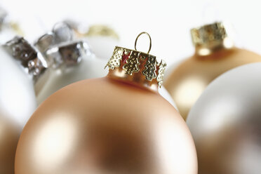 Christmas decoration, silver-coloured and golden christmas baubles, close-up - 11583CS-U