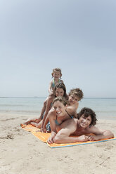 Spanien, Mallorca, Familie am Strand liegend - WESTF12718