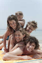 Spanien, Mallorca, Familie am Strand liegend - WESTF12717