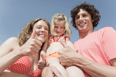 Spanien, Mallorca, Familie am Strand Daumen hoch, lachend, Portrait - WESTF12715