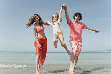 Spanien, Mallorca, Familie am Strand, Spaß haben - WESTF12714