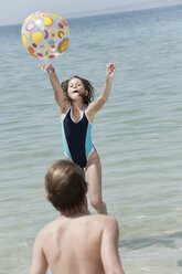 Spanien, Mallorca, Kinder spielen mit Strandball - WESTF12705