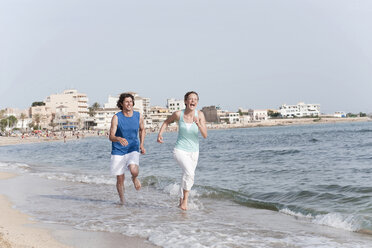 Spanien, Mallorca, Pärchen joggt über den Strand - WESTF12683