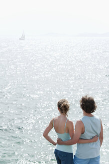 Spanien, Mallorca, Pärchen mit Blick auf das Meer - WESTF12670