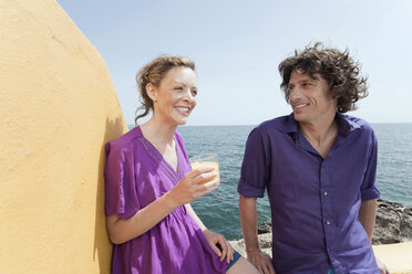 Spanien, Mallorca, Pärchen auf Terrasse, Meer im Hintergrund - WESTF12650