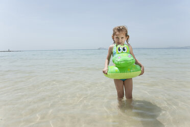 Spanien, Mallorca, Mädchen (4-5) am Strand mit Schlauchboot - WESTF12640