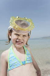 Spanien, Mallorca, Mädchen (4-5) am Strand mit Taucherbrille, Portrait - WESTF12638