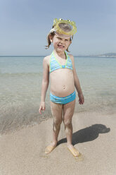 Spanien, Mallorca, Mädchen (4-5) am Strand mit Taucherbrille, Portrait - WESTF12637