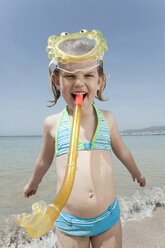 Spain, Mallorca, Girl (4-5) on the beach wearing diving goggles, portrait - WESTF12632