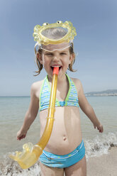 Spanien, Mallorca, Mädchen (4-5) am Strand mit Taucherbrille, Portrait - WESTF12632