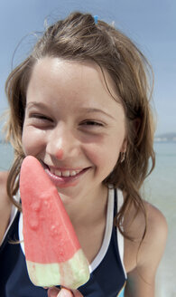 Spanien, Mallorca, Mädchen (10-11) mit Eiscreme in der Hand, Porträt - WESTF12621