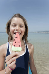 Spanien, Mallorca, Mädchen (10-11) mit Eiscreme am Strand, Porträt - WESTF12618