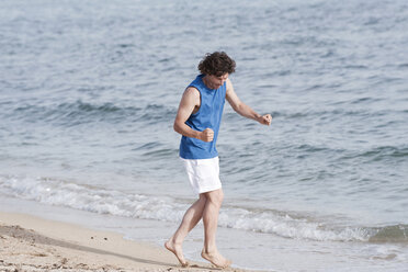 Spanien, Mallorca, Mann joggt am Strand - WESTF12608