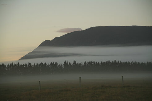 Neuseeland, In Nebel gehüllter Berg - AC00047
