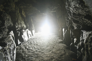Neuseeland, Höhle, Sonnenlicht im Hintergrund - AC00043
