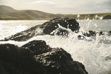 New Zealand, Surging billow on rocky shore - AC00039