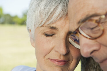 Senior couple, eyes closed, portrait, close-up - WESTF12933