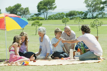 Spanien, Mallorca, Familie beim Picknick - WESTF12911