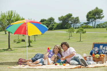 Spanien, Mallorca, Familie beim Picknick - WESTF12908