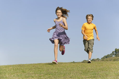 Junge (8-9) und Mädchen (10-11) laufen zusammen - WESTF12898