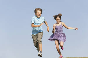 Junge (8-9) und Mädchen (10-11) laufen zusammen - WESTF12897
