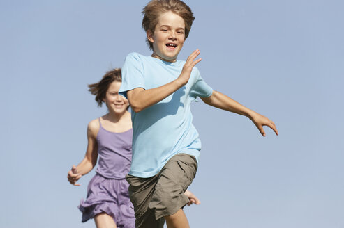 Junge (8-9) und Mädchen (10-11) laufen zusammen - WESTF12896