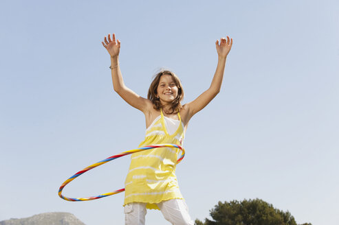 Spanien, Mallorca, Mädchen (10-11) spielt mit Hula-Hoop-Reifen - WESTF12858
