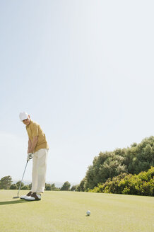 Spanien, Mallorca, Senior Mann spielt Golf, Seitenansicht - WESTF12856