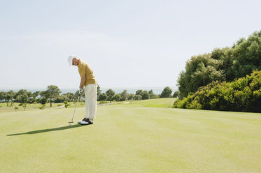 Spanien, Mallorca, Senior Mann spielt Golf, Seitenansicht - WESTF12855