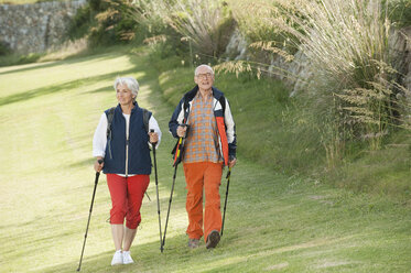 Spanien, Mallorca, Seniorenpaar Nordic Walking - WESTF12853