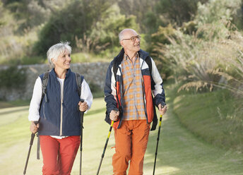 Spanien, Mallorca, Seniorenpaar Nordic Walking - WESTF12852