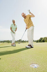 Spain, Mallorca, Senior couple on golf course, man cheering - WESTF12851